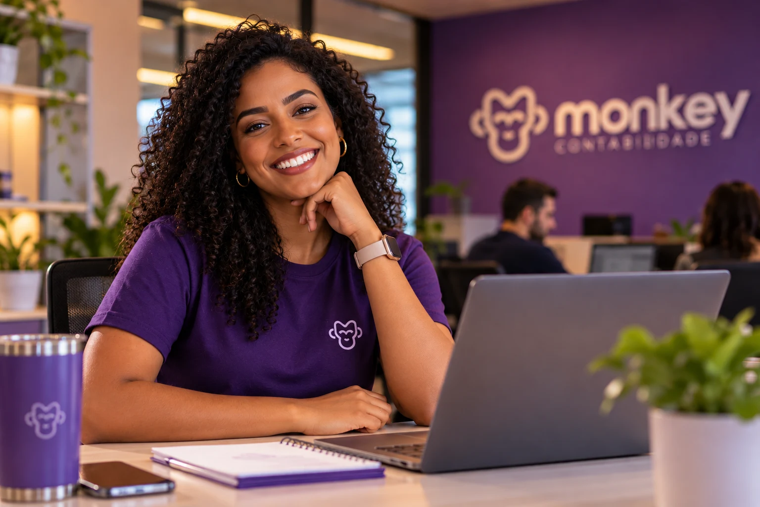 Profissional da Monkey em um ambiente de trabalho